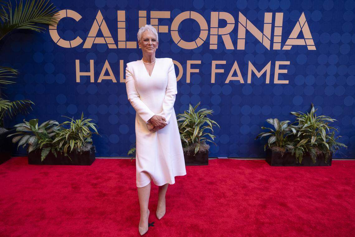 La actriz Jamie Lee Curtis posa en la alfombra roja antes de la ceremonia de inducción de la 19ª clase de inductees del California Hall of Fame en el California Museum en Sacramento el jueves.