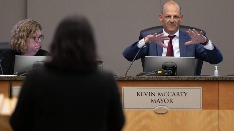 Sacramento mayor caught on hot mic discussing banning agitators at meetings