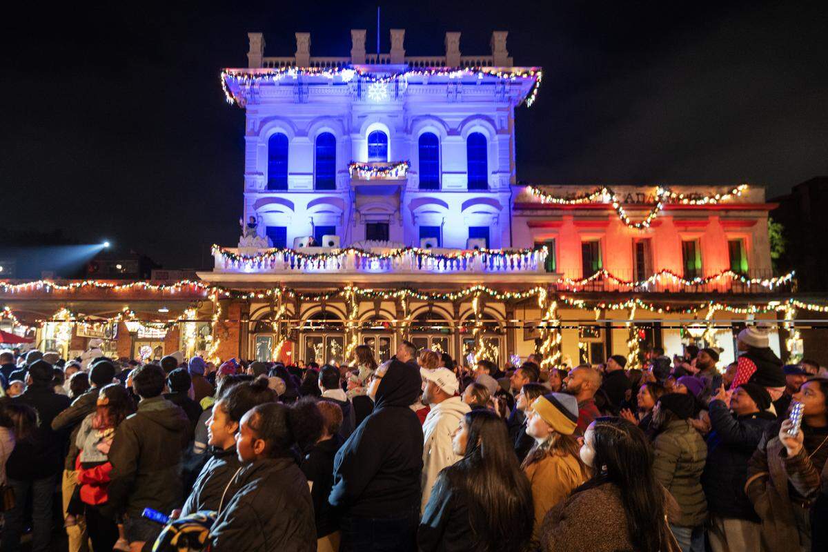 K Street was filled to capacity during the retelling of “Twas the Night Before Christmas” at the 17th annual Theatre of Lights tree lighting ceremony in Old Sacramento on Wednesday, Nov. 26, 2025.