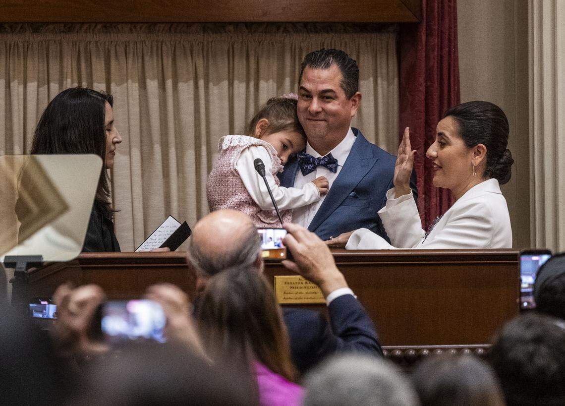 La presidenta interina del Senado, Monique Limón, demócrata de Goleta, presta juramento a la jueza presidenta de California, Patricia Guerrero, el lunes mientras su esposo Michael Medel sostiene a su hija de cinco años, Gianna.