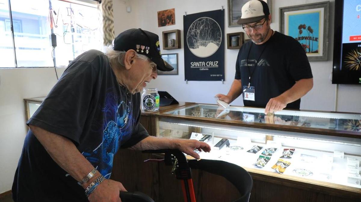 Army veteran Jason Sweatt, right, assists an elderly veteran at a dispensary in Santa Cruz, Calif., July 2, 2018. In Santa Cruz, some local growers donate part of their crop of high-potency medical marijuana to ailing veterans. (Jim Wilson/The New York Times)