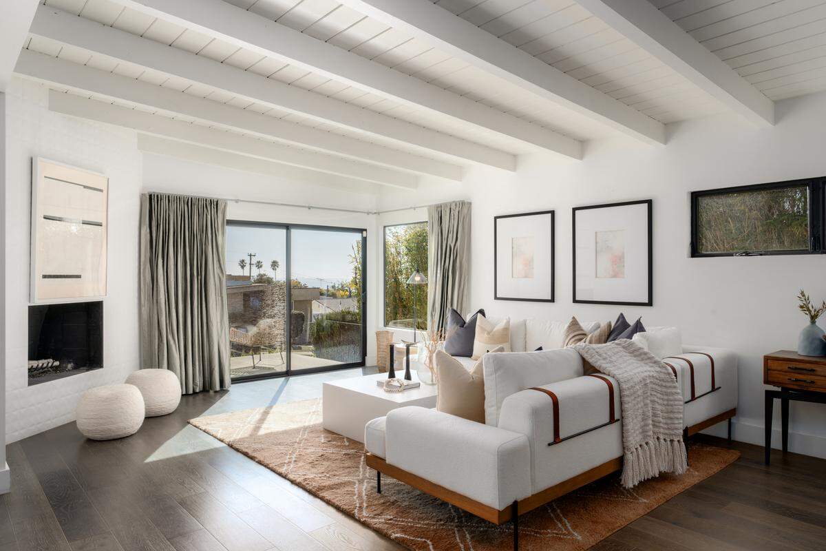 Just a block from Sunset Cliffs Natural Park and the beach, the residence combines ultimate privacy with access to some of San Diego’s most coveted coastline.