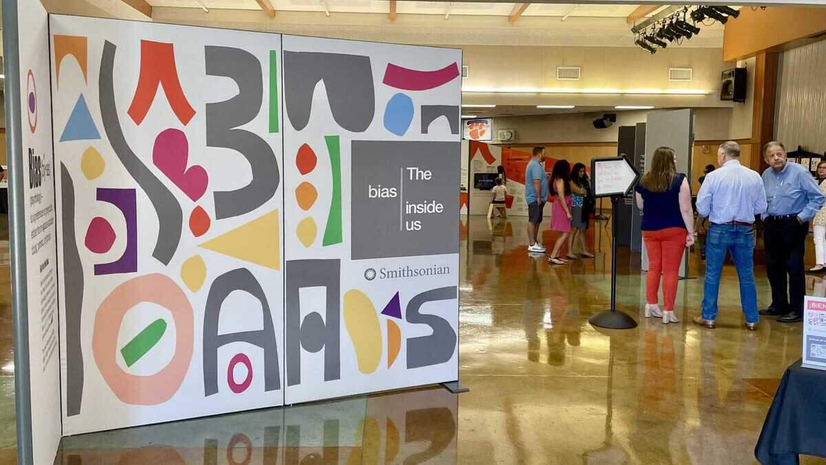 'The Bias Inside Us', una exposición itinerante del Smithsonian que examina los prejuicios inconscientes, en una foto del 15 de junio de 2024 en Elizabeth Pinkerton Middle School.