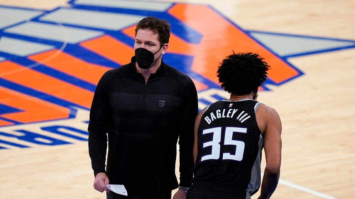 Sacramento Kings coach Luke Walton calls forward Marvin Bagley III (35) off the bench during the first half of the team’s NBA basketball game against the New York Knicks, Thursday, Feb. 25, 2021, in New York. (AP Photo/John Minchillo, Pool)