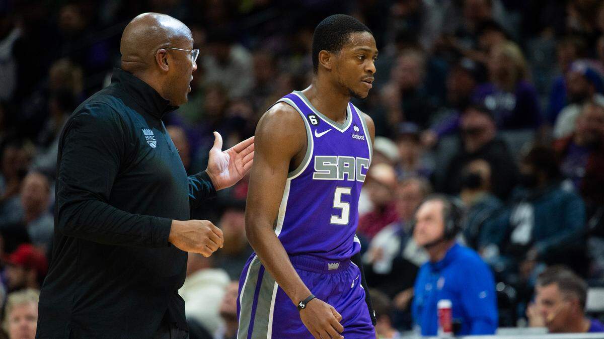 Sacramento Kings coach Mike Brown talks with Sacramento Kings guard De’Aaron Fox (5) in the fourth quarter during a game at the Golden 1 Center in Sacramento, Monday, Nov. 28, 2022.