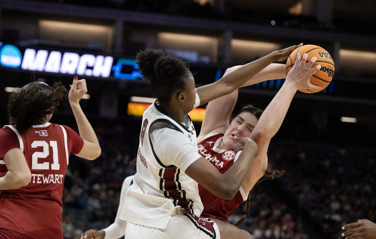 Oklahoma Sooners center Raegan Beers is defended by South Carolina Gamecocks forward Joyce Edwards in the first half of an NCAA Women’s Basketball Tournament Sweet 16 game Saturday, March 28, 2026 at Golden 1 Center in Sacramento.
