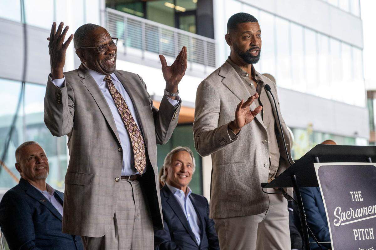 Former Major League Baseball players Dusty Baker, left, and Derrek Lee show their support as Sacramento regional leaders announce the region’s bid for a Major League Baseball expansion team during a news conference at The Barn in West Sacramento on Thursday.