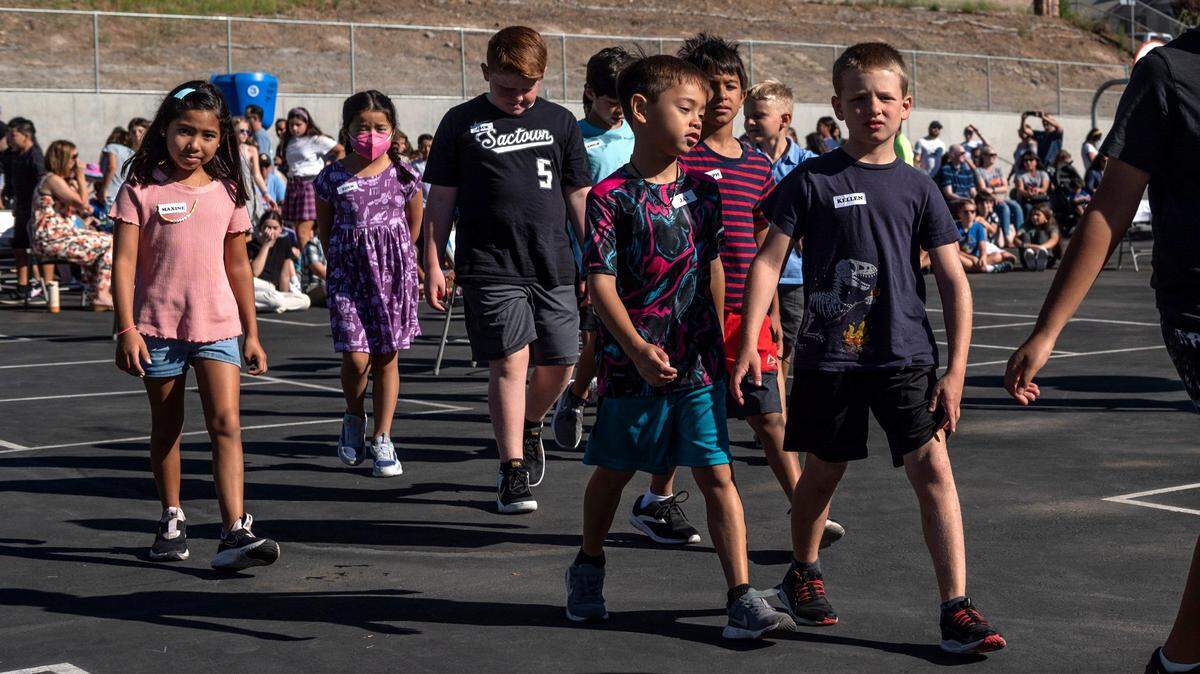 Students prepare to walk to their classrooms during the first-ever day of school at Quarry Trail Elementary School in Rocklin on Wednesday, Aug. 10, 2022. The school offers the Rocklin Unified School District’s first dual-language instruction program, giving families the option of having their students taught in English and Spanish.