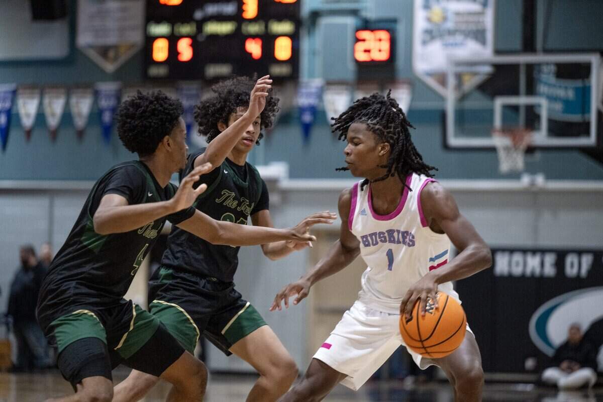 The Monterey Trail Mustangs' Jaylen Williams (4) and Lenny Graciani (21) defend the Sheldon Huskies' Baron Sabir (1) in the second half of a game on Wednesday, Jan. 14, 2026.