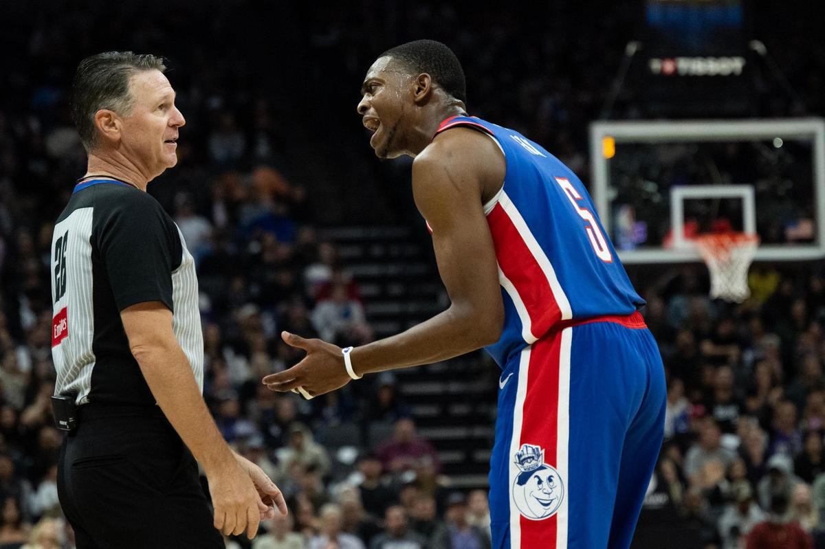 Sacramento Kings guard De’Aaron Fox (5) argues with offical during an NBA game at Golden 1 Center on Monday, Nov. 18, 2024.