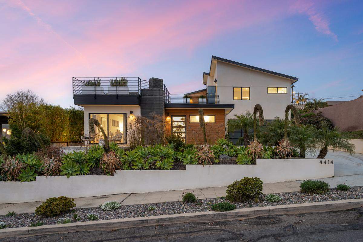 Hall of Fame pitcher Greg Maddux’s Point Loma home offers 3,312 square feet of finely crafted living space in one of San Diego’s most desirable neighborhoods.