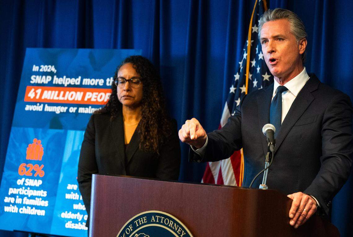 El gobernador Gavin Newsom, acompañado por la secretaria de Salud estatal Kim Johnson, habla el martes en una conferencia de prensa en Sacramento sobre una demanda presentada por el fiscal general del estado Rob Bonta en un tribunal federal para restablecer la financiación del Supplemental Nutrition Assistance Program. El programa SNAP, conocido en California como CalFresh, proporciona alimentos a unos 5,5 millones de residentes del estado.