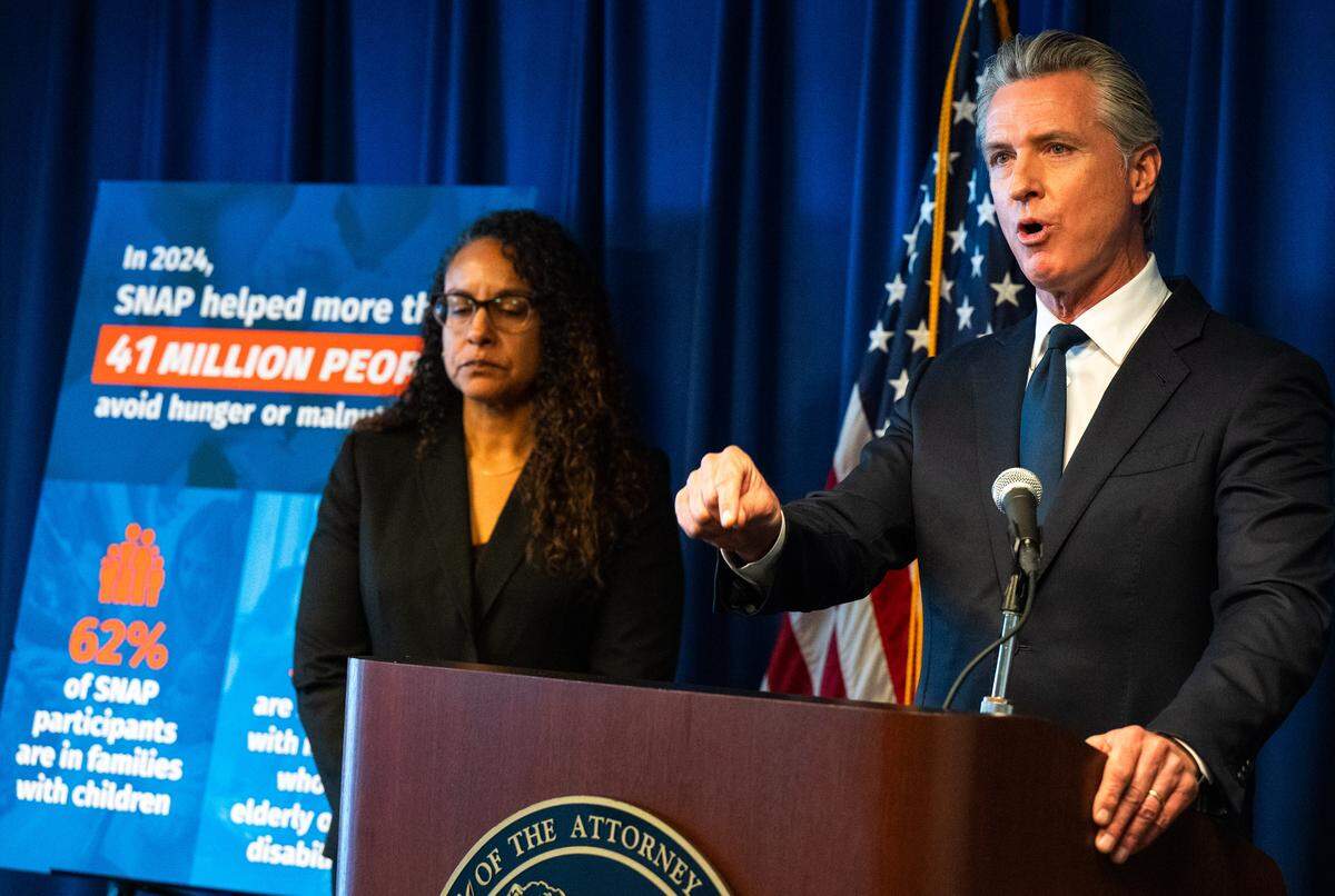 El gobernador Gavin Newsom, acompañado por la secretaria de Salud estatal Kim Johnson, habla el martes en una conferencia de prensa en Sacramento sobre una demanda presentada por el fiscal general del estado Rob Bonta en un tribunal federal para restablecer la financiación del Supplemental Nutrition Assistance Program. El programa SNAP, conocido en California como CalFresh, proporciona alimentos a unos 5,5 millones de residentes del estado.