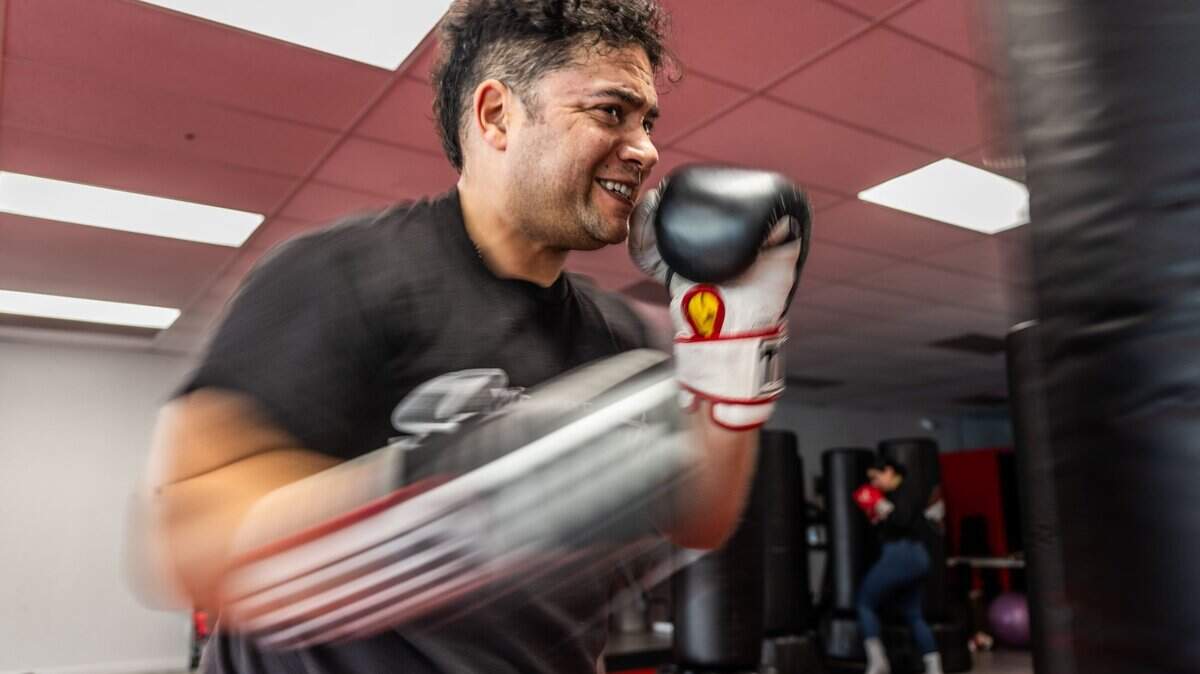 Rafael Jiménez Rivera, propietario de Bodega Kitchen &amp; Cocktails, hace ejercicio, en diciembre, en Bodega Boxing Club, un grupo de boxeo que creó para ayudar a los trabajadores del restaurante a mantenerse activos fuera de la rutina diaria, en Velez Martial Arts de Sacramento.