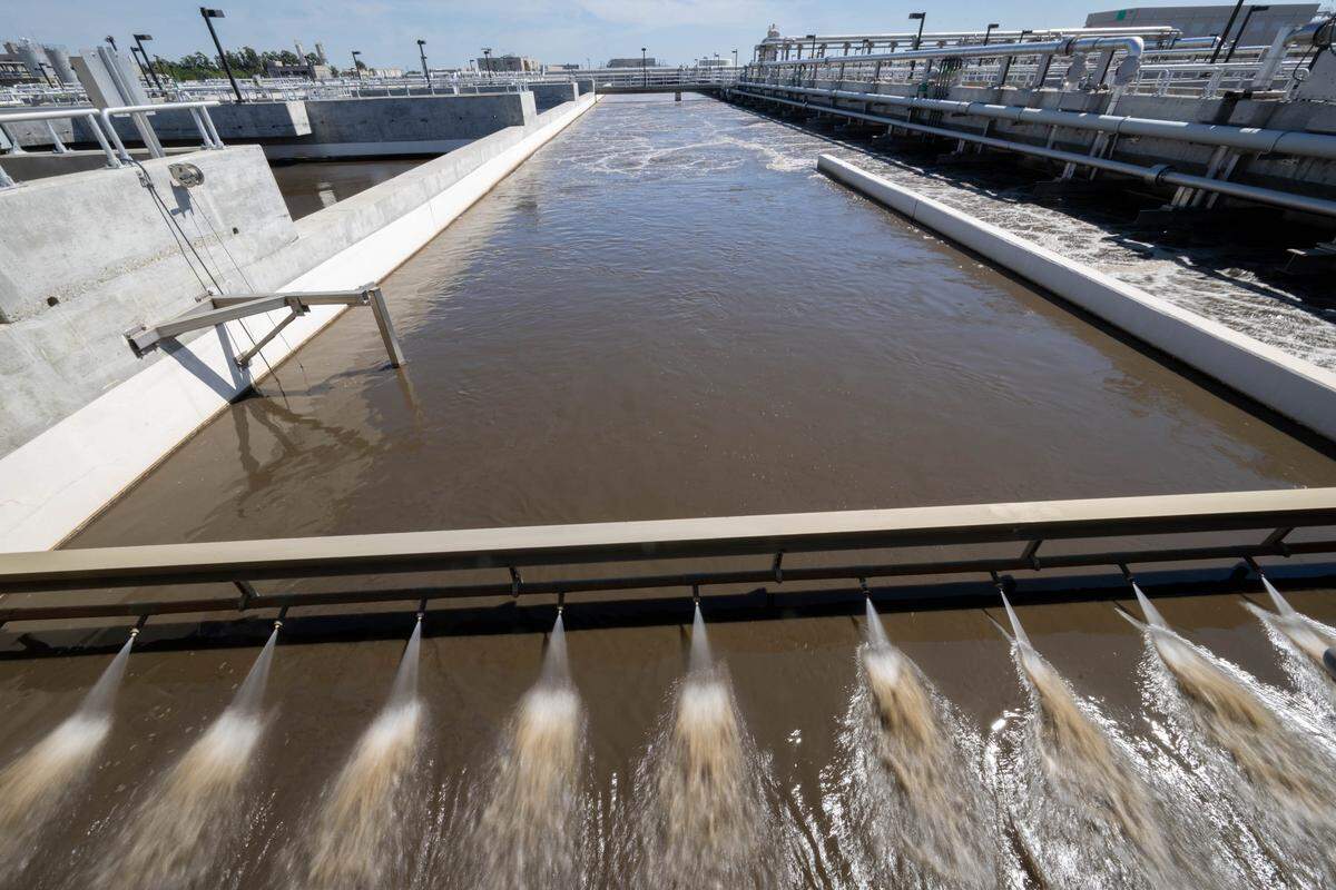 Water moves through the biological nutrient removal process, a secondary treatment step that uses microorganisms to remove nitrogen and phosphorus from sewage before discharge, at the EchoWater Resource Recovery Facility in Sacramento County on Wednesday, May 20, 2026. The process removes 99% of ammonia and 89% of nitrogen from the water.