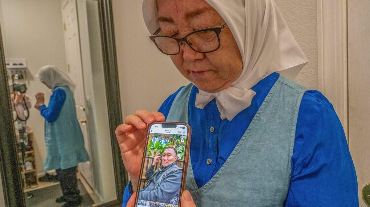 Rasia Sharaz Wells, de 68 años, sostiene una foto de su hijo Nurbek Jumataev, que vive en Kirguistán, en mayo. Lleva 14 años intentando que su hijo llegue legalmente a EEUU. "Estoy realmente decepcionada", dijo Wells, quien afirmó estar estresada y cansada de trabajar para mantener a su familia en Kirguistán. "Estamos intentando la vía legal, no funciona, no sé qué hacer".