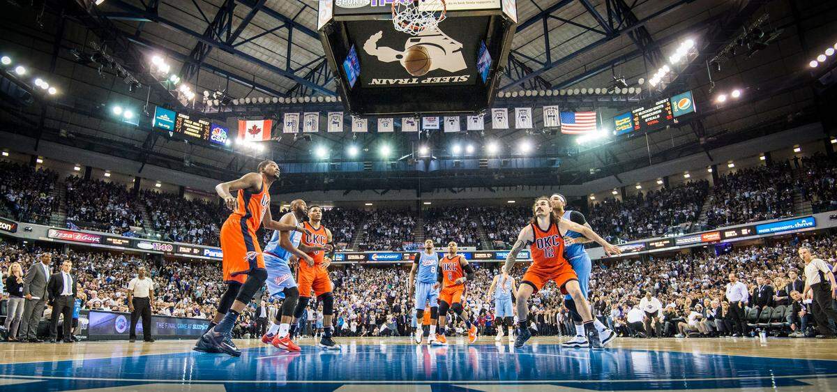 Sacramento Kings forward Rudy Gay (8) scores the final basket during the final game at Sleep Train Arena to gibe the Kings a 114-112 victory against the Oklahoma City Thunder on Saturday, April 9, 2016.