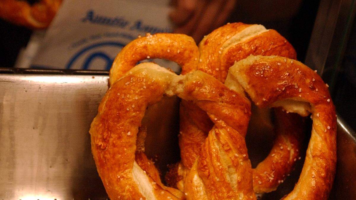 Soft pretzels sit in the warmer at Auntie Anne’s Cafe on opening day in the Kendig Square shopping plaza in Lancaster, Pa., Wednesday, Nov. 26, 2003. Auntie Anne’s has opened stores from Lancaster to Bangkok selling soft pretzels developed for an Amish farmers’ market stand. The company is now testing whether the secret dough formula will sell pizzas and sandwiches as well. (AP Photo/Carolyn Kaster)