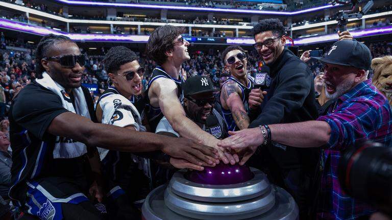 See ’N Sync’s Joey Fatone perform as Sacramento Kings defeat Pacers