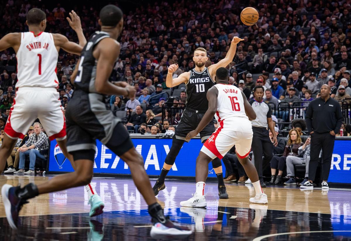 Sacramento Kings center Domantas Sabonis (10) passes to trotting guard De’Aaron Fox (5), left, who scores under the basket against against the Houston Rockets during the second quarter of the NBA basketball game Friday, Jan. 13, 2023, at Golden 1 Center in Sacramento.