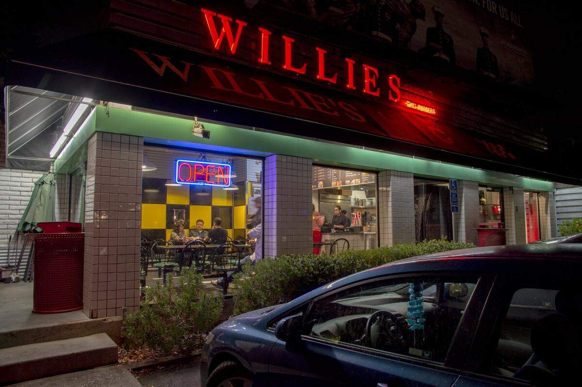 Willie’s Burgers on 16th Street in Sacramento is open until 3am on Friday and Saturday, October 3, 2018.