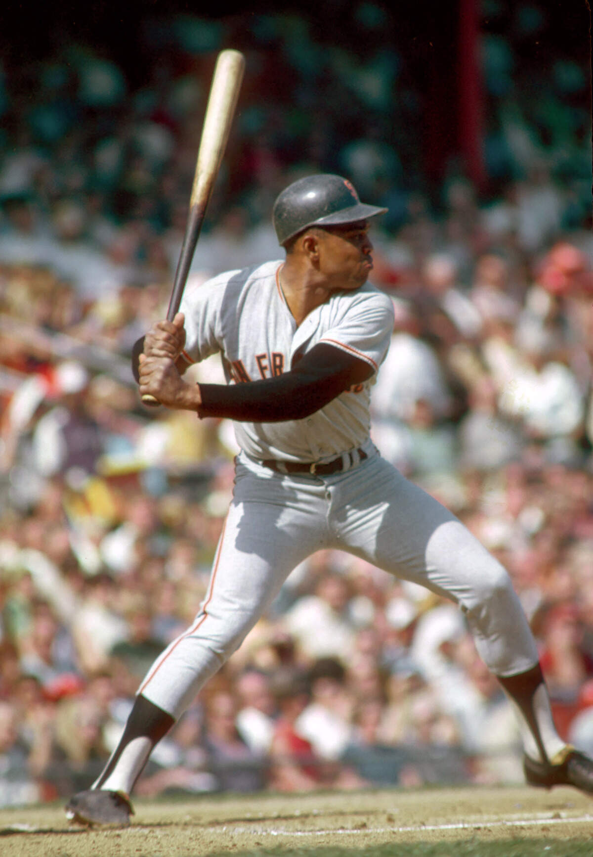 El jardinero de los San Francisco Giants Willie Mays batea durante la temporada de 1968.