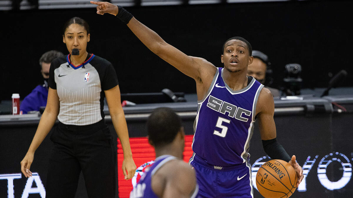 Sacramento Kings guard De’Aaron Fox (5) calls play in the fourth quarter during a game at Golden 1 Center on Wednesday, Jan. 13, 2021 in Sacramento.