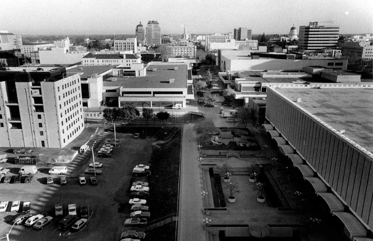 An aerial image shows Sacramento’s K Street pedestrian mall looking east in August 1985. The downtown Macy’s location stands at right.