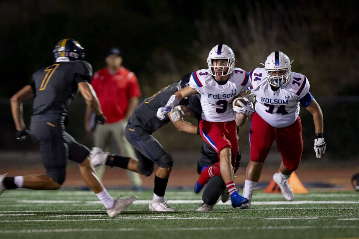 Folsom receiver C.J. Hutton carries the ball against the Oak Ridge Trojans during the Bulldogs’ 36-33 win in 2019.