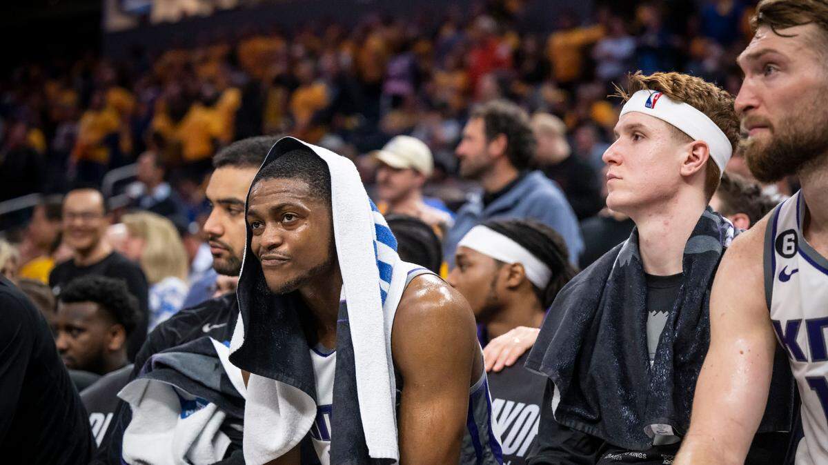 Sacramento Kings guard De’Aaron Fox sits with a towel over his head as the clock winds down on the team’s loss to the Golden State Warriors in Game 3 of the first-round NBA playoff series at Chase Center in San Francisco on Thursday, April 20, 2023.