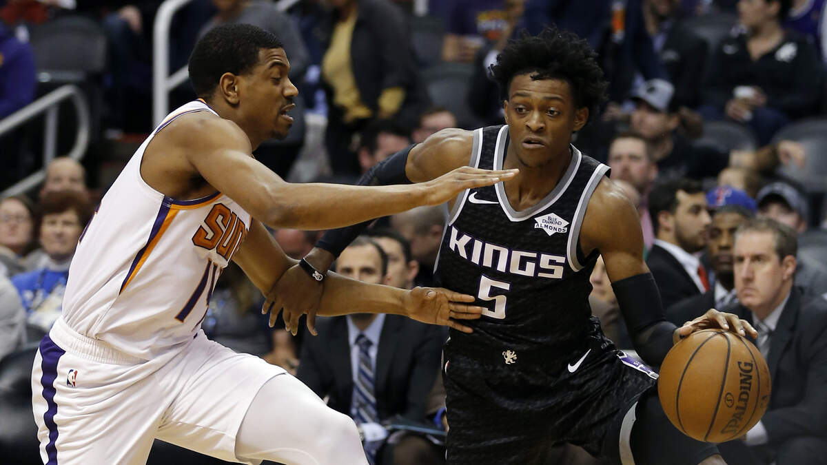 De’Aaron Fox, right, led the Kings with 24 points but committed eight turnovers in a 115-111 loss to the Phoenix Suns on Tuesday.