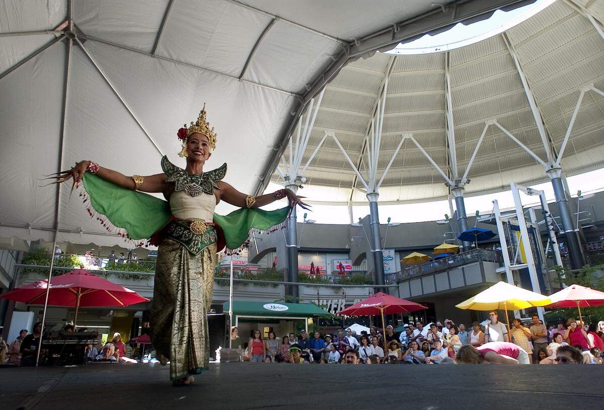 Traditional Thai dancer Chiraporn Tatum performs on a stage in front of the Downtown Plaza Macy’s during the Pacific Rim Festival in Sacramento in May 2005.