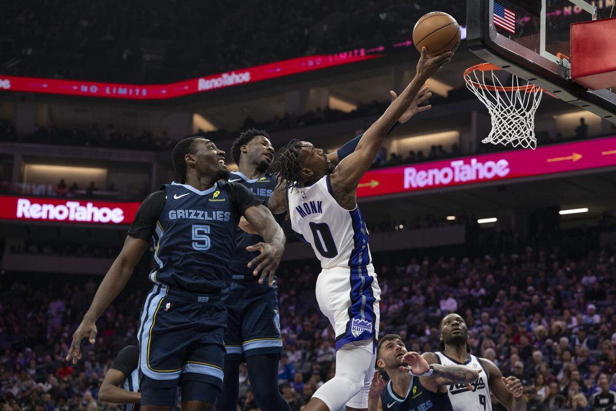 Sacramento Kings Malik Monk (0) shoots past the defense during a game at Golden 1 Center in Sacramento on Sunday, Nov. 30, 2025.
