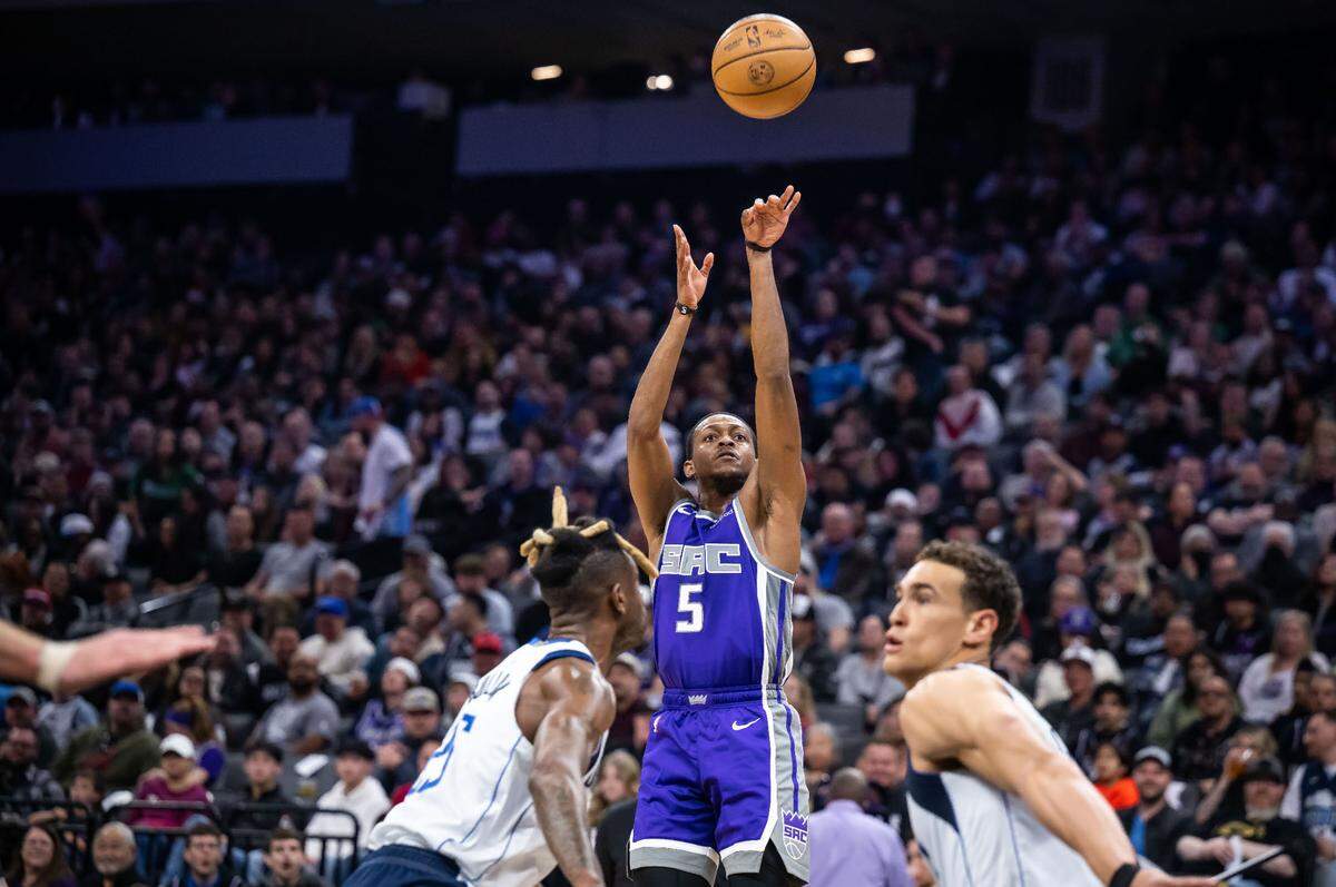 Sacramento Kings guard De’Aaron Fox (5) takes a jump shot against the Dallas Mavericks earlier this month.