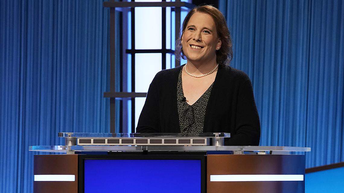 Amy Schneider, whose winning streak continues on “Jeopardy!,” reported on Twitter that she was robbed at gunpoint in Oakland, California.