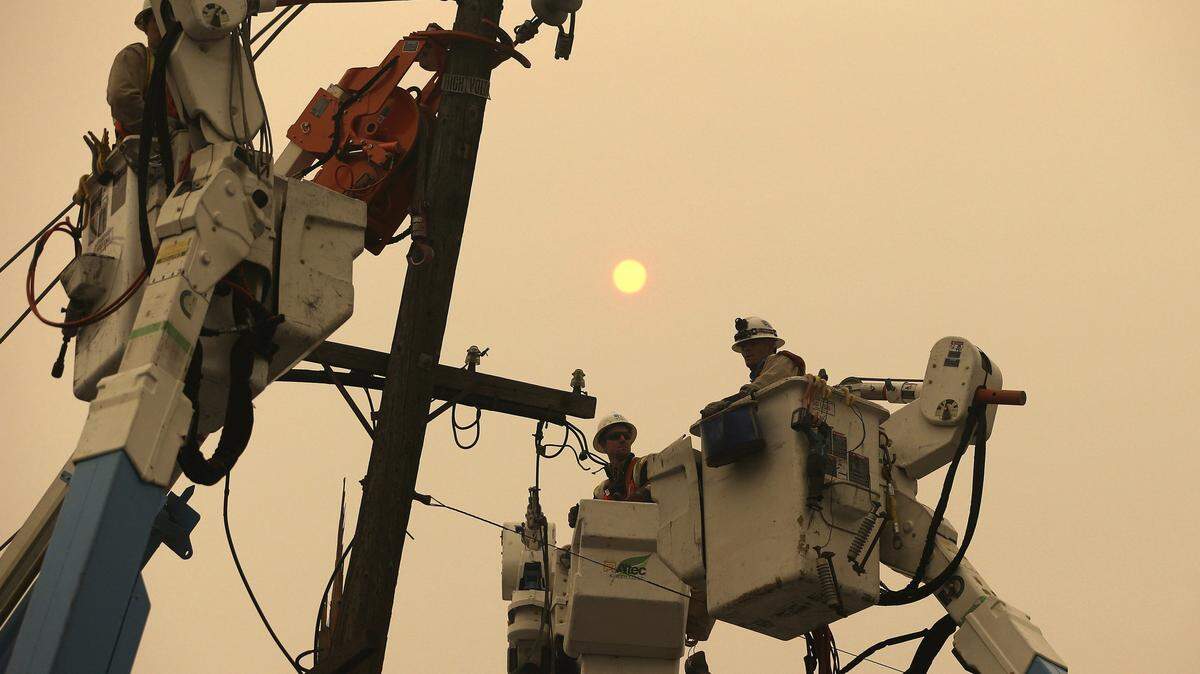 Pacific Gas and Electric crews restore power in Paradise after the November 2018 Camp Fire.