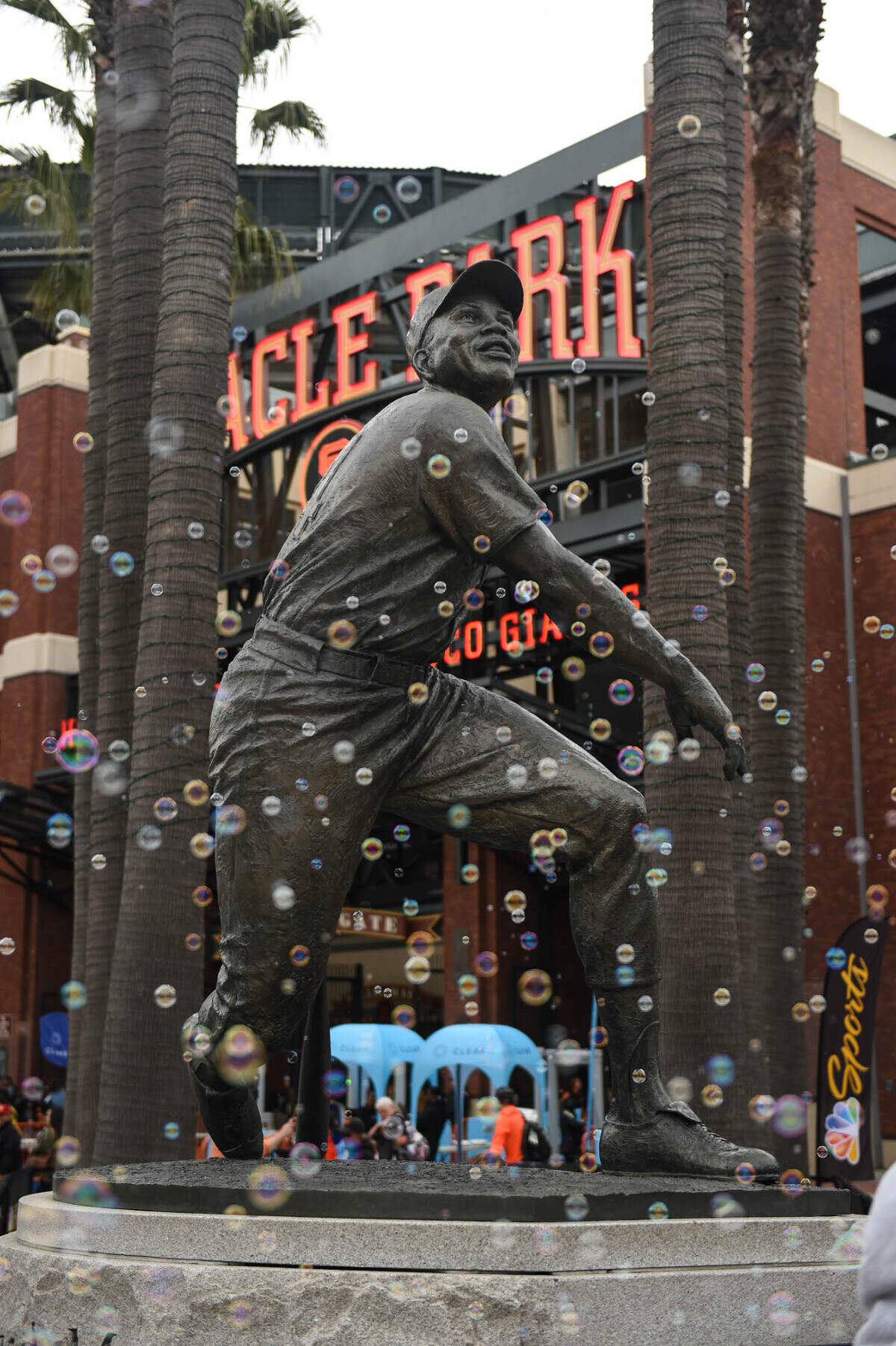 La estatua de la leyenda del beisbol Willie Mays en el exterior del Oracle Park en San Francisco en 2019.