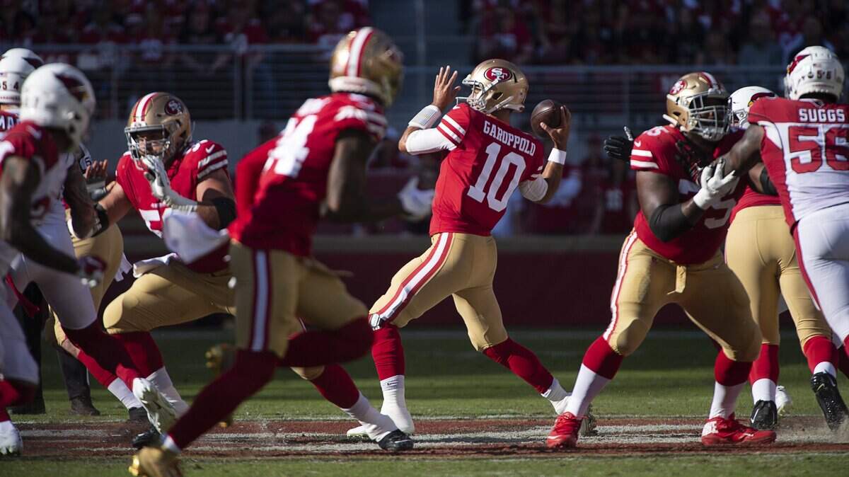 Jimmy Garoppolo (10) passes during Sunday’s win over the Arizona Cardinals at Levi’s Stadium.