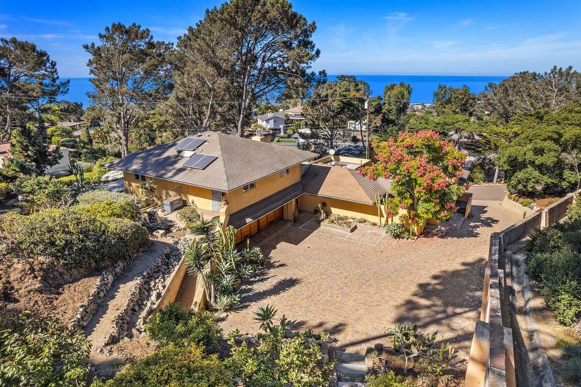 A home designed by John Lloyd Wright, son of Frank Lloyd Wright, hits the market in Del Mar, California for $6.49 million.