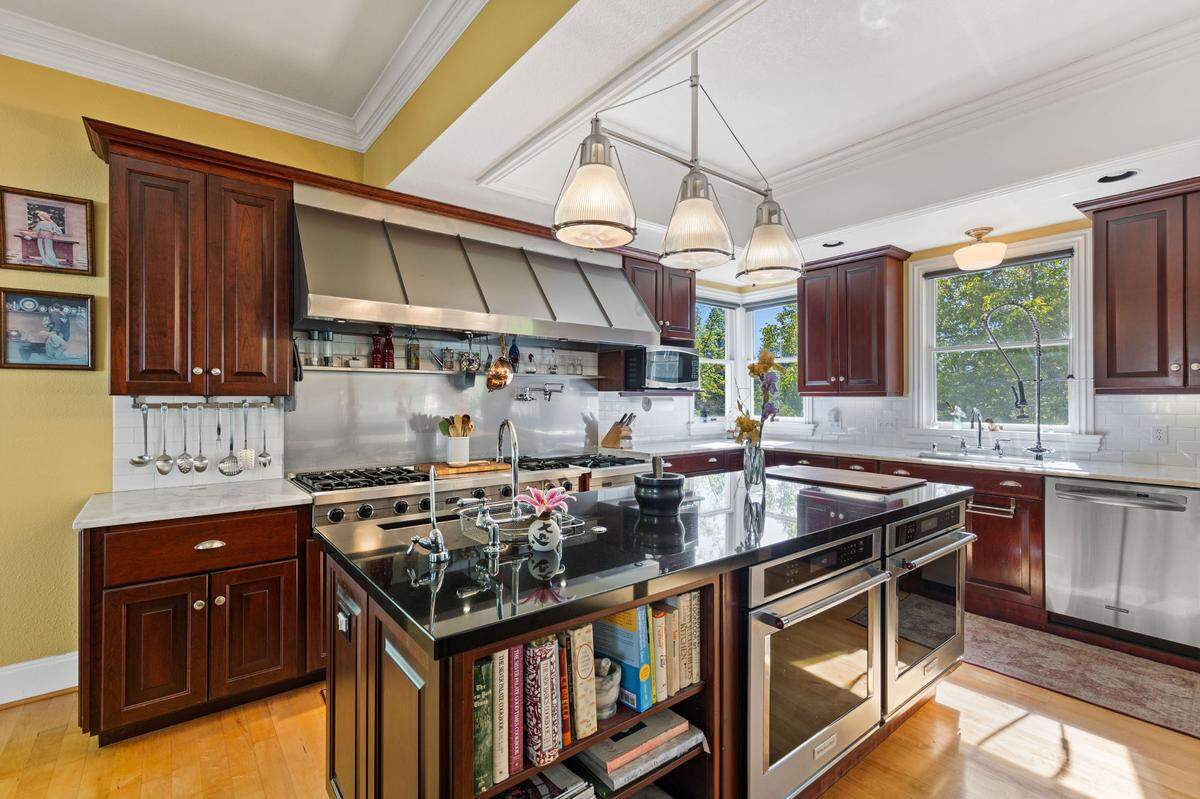 The kitchen features Absolute Black granite and Cararra marble countertops.