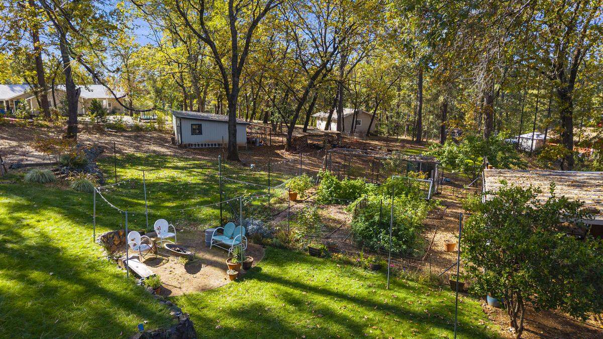 Fenced gardens, a chicken coop, animal pens, and mature landscaping encourage a true indoor-outdoor lifestyle, just as resort-goers enjoyed more than a century ago at the Applegate property northeast of Sacramento.
