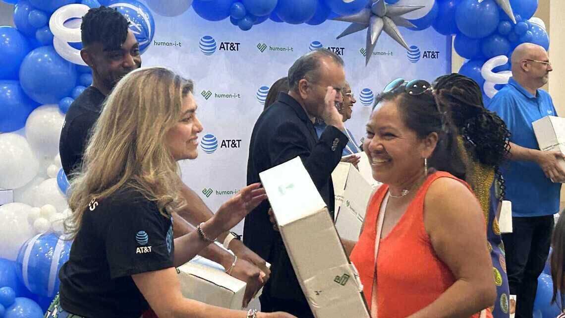 Una iniciativa de distribución de computadoras portátiles está tratando de ayudar a cerrar la brecha digital en Sacramento