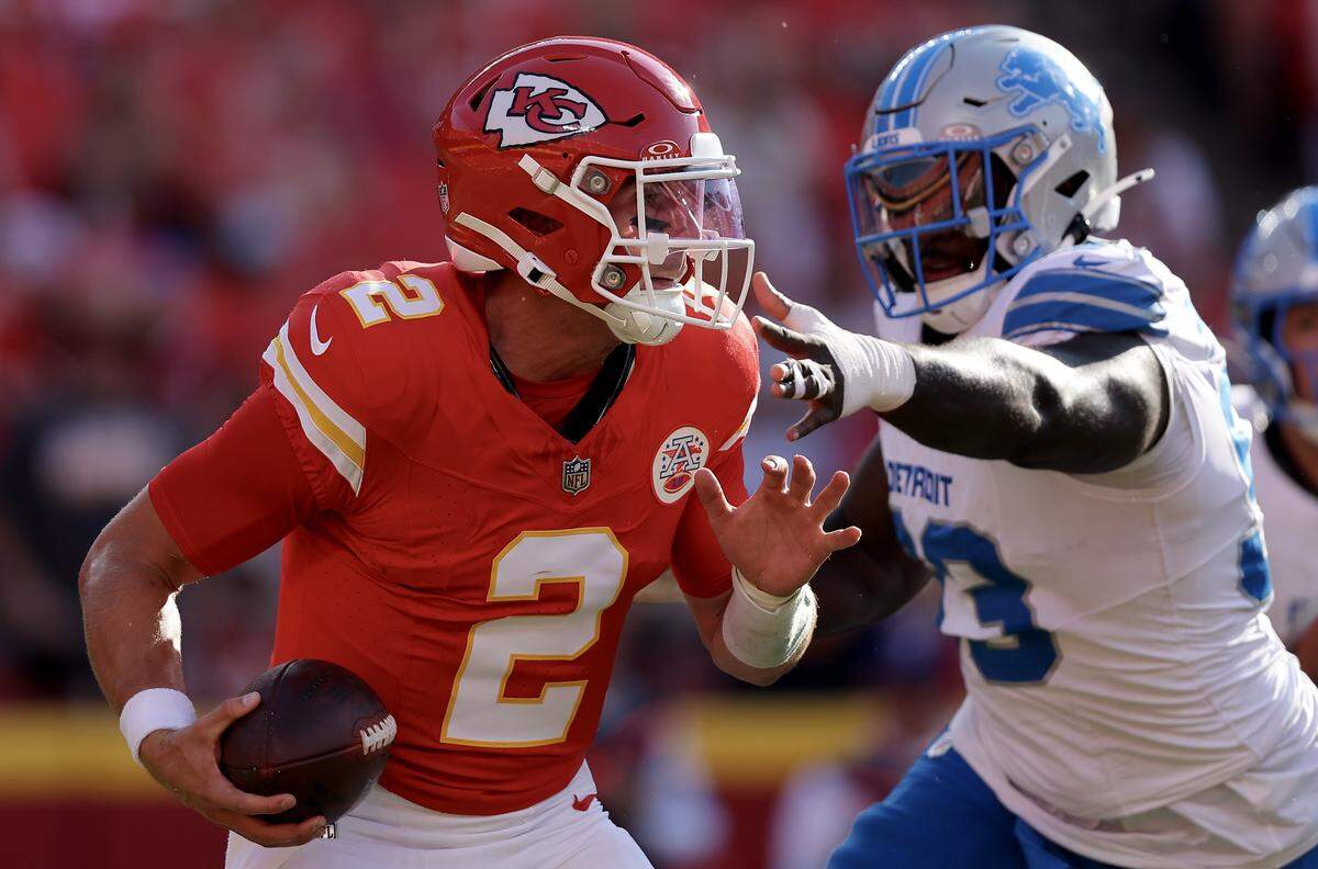 KANSAS CITY, MISSOURI - AUGUST 17: Josh Paschal #93 of the Detroit Lions pursues Ian Book #2 of the Kansas City Chiefs during fourth quarter game action at GEHA Field at Arrowhead Stadium on August 17, 2024 in Kansas City, Missouri. (Photo by David Eulitt/Getty Images)