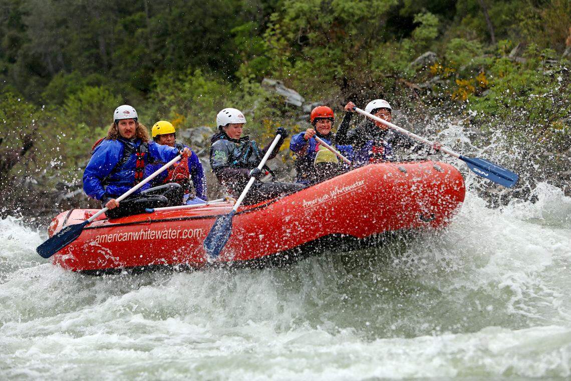 Un equipo de guías en prácticas de American Whitewater Expeditions desciende en balsa por la bifurcación sur del río American el jueves 4 de mayo de 2023, cerca de Coloma.