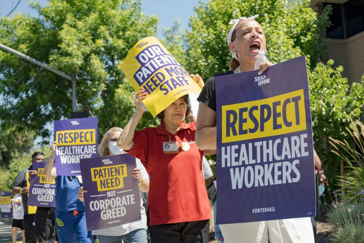 Trabajadores de salud de Kaiser Permanente realizan una manifestación por la escasez de personal, el martes 25 de julio de 2023, en el Centro Médico de Sacramento de la empresa en Morse Avenue, en Arden Arcade, una de las varias concentraciones previstas en instalaciones del norte de California esta semana.