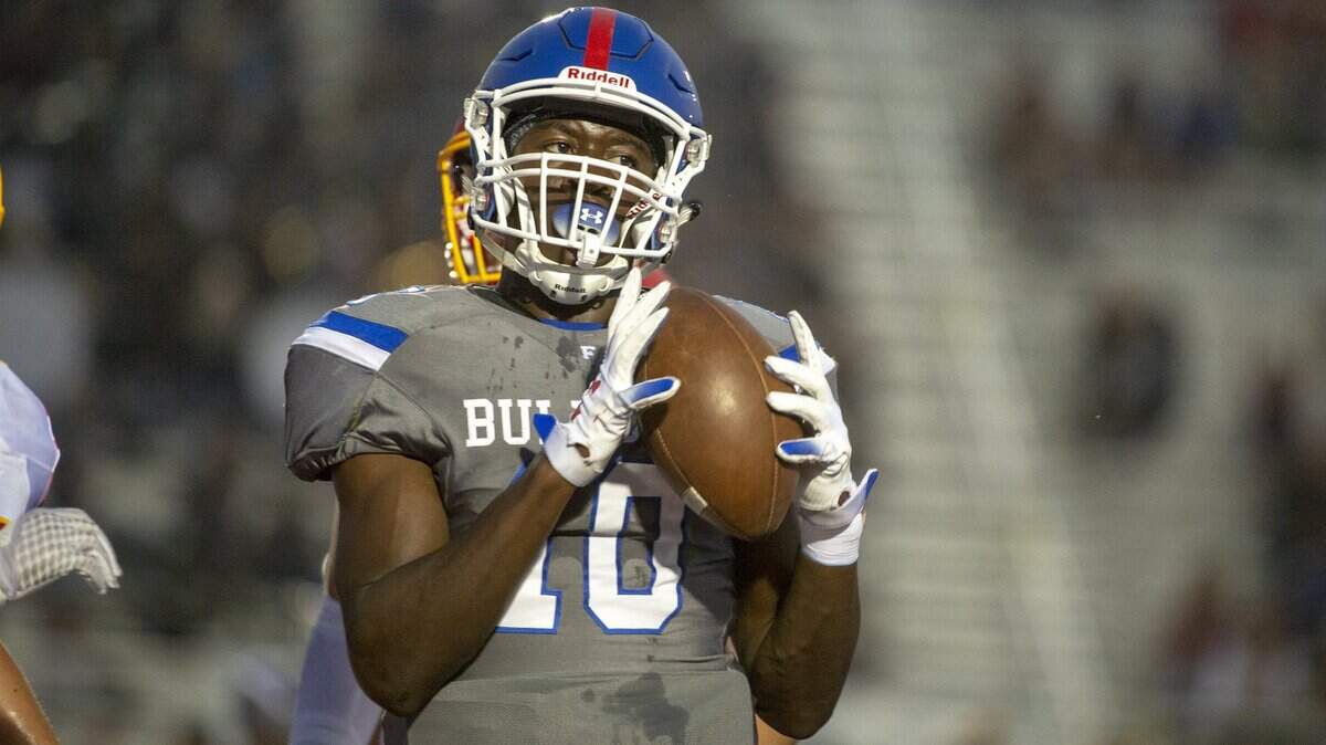 Folsom’s Joe Ngata (10) catches a short pass for a Bulldogs touchdown against Jesuit on Aug. 24. Ngata caught three touchdown passes from Kaiden Bennett during Friday’s win over Chaminade.