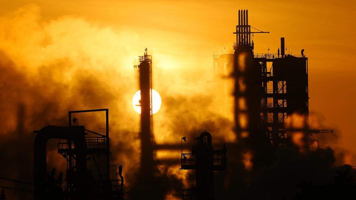 The Phillips 66 refinery looms over a Los Angeles neighborhood in 2016. California’s carbon emissions increased in last year despite the state’s ambitious climate goals.