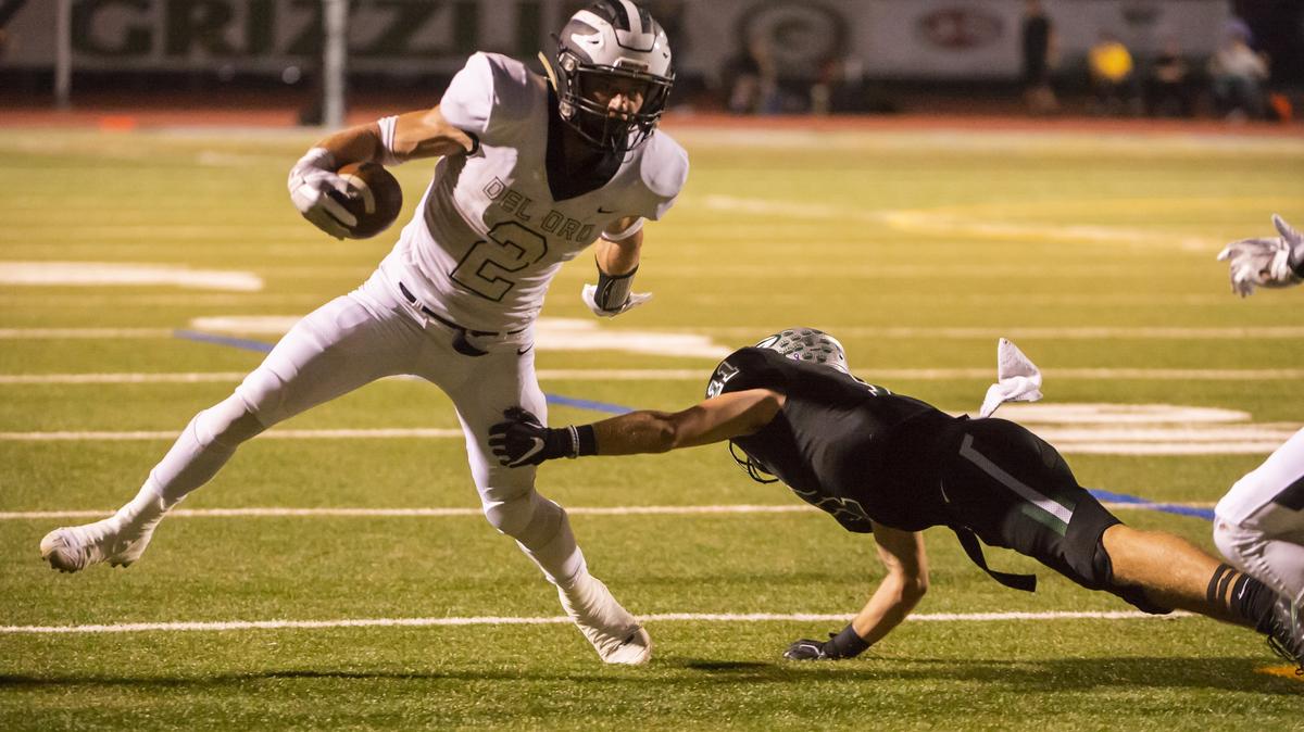 Del Oro’s Dawson Hurst (2) runs against Granite Bay on Friday.