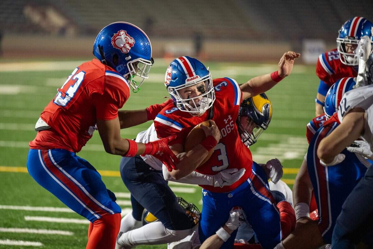 Folsom Bulldogs quarterback Ryder Lyons (3) lunges into the end zone in the first half of the 2024 CIF Sac-Joaquin Section Division I football championship game against the Oak Ridge Trojans.