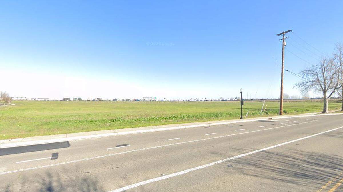 Pappas Investment submitted plans to the city of Sacramento this week for a 275-lot subdivision located between Duckhorn Drive, San Juan Road and Interstate 5.